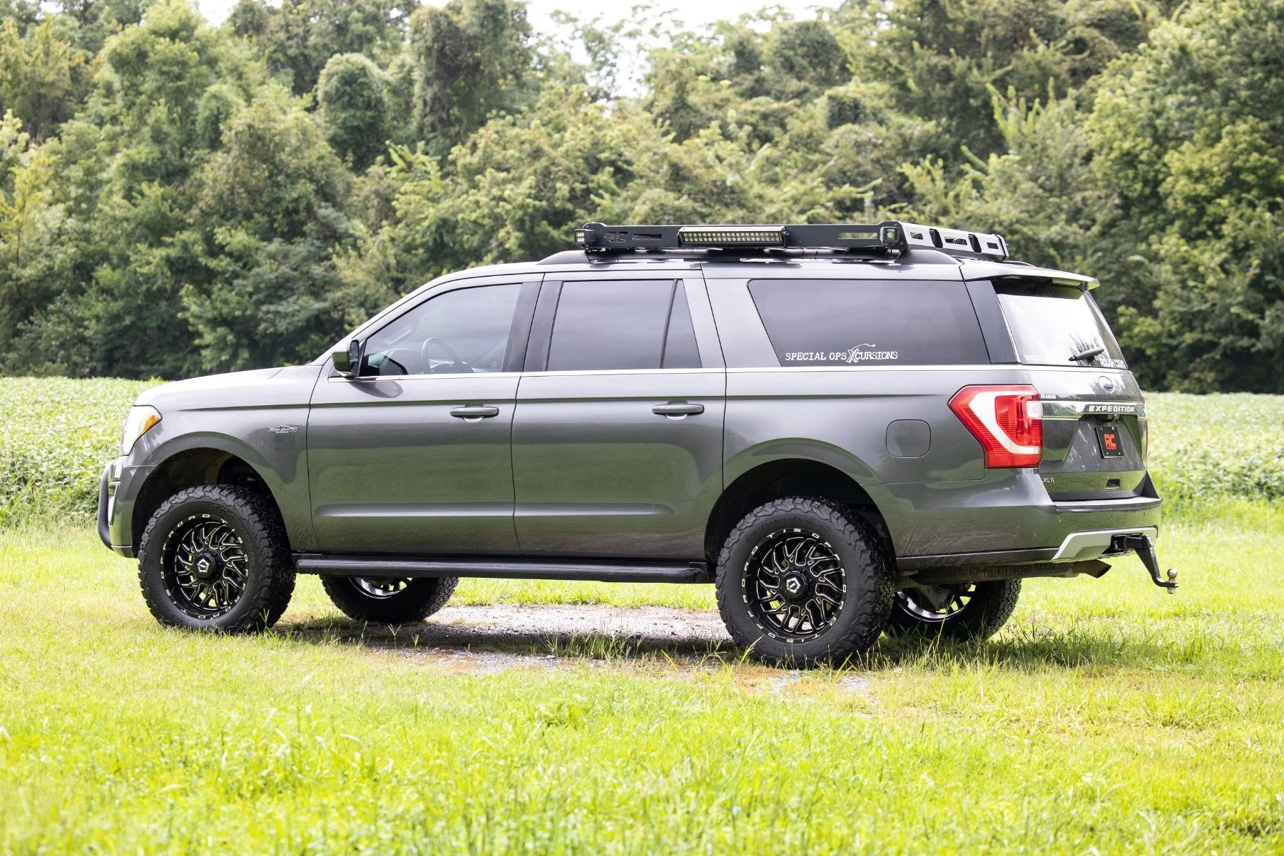 Rough Country 3" Lift Kit UCA M1 Struts for Ford Expedition 4wd 2018-2023 40240RED - Image 4