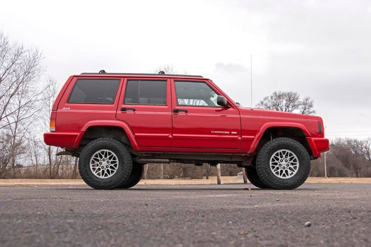 Rough Country 3in Series II Suspension Lift Kit V2 Shocks for 84-01 Cherokee XJ 670X70 - Image 4