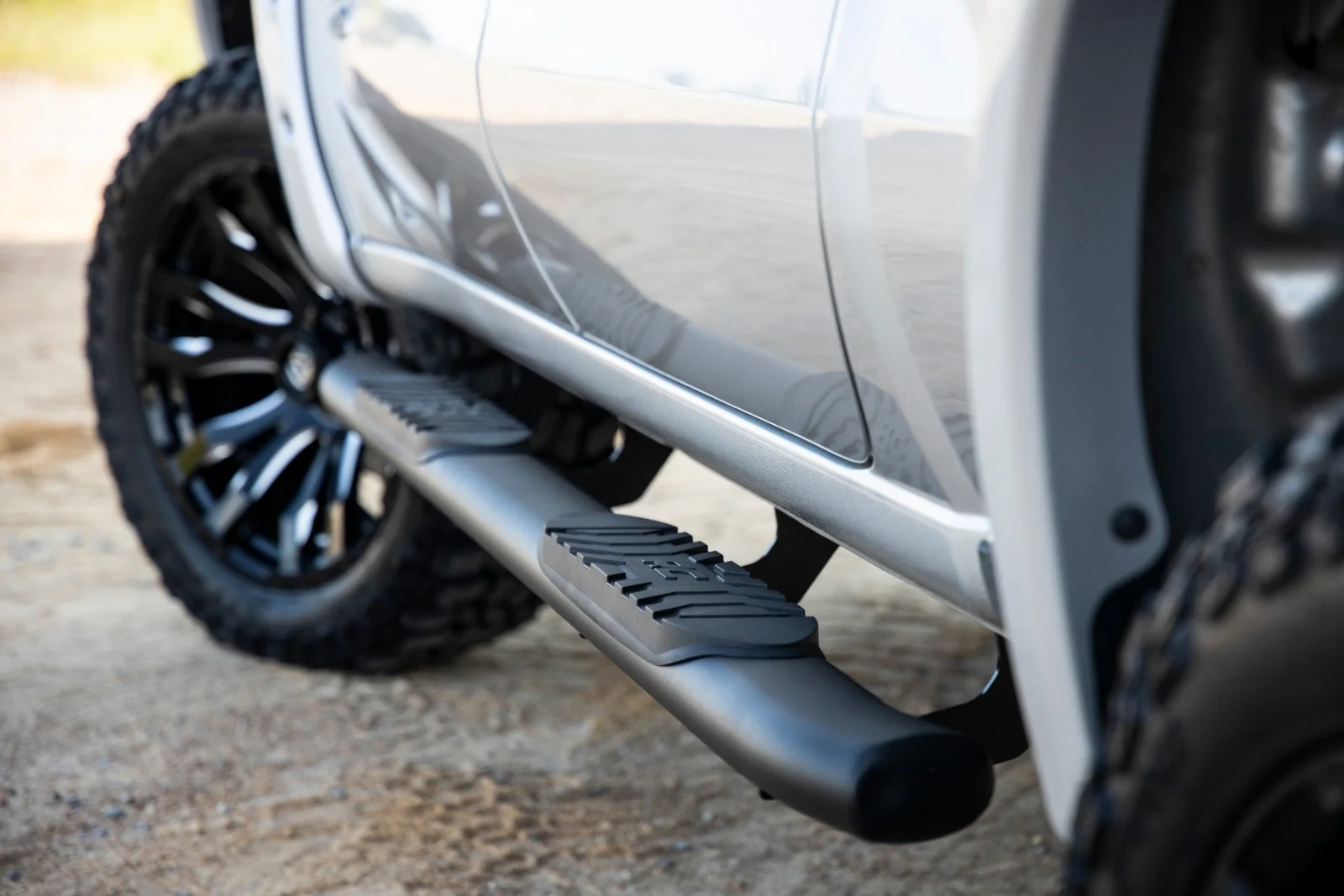 Rough Country GM Oval Nerf Step Bars 19-25 GM 1500/2020 2500HD/3500 HD CREW CAB 21002 - Image 4