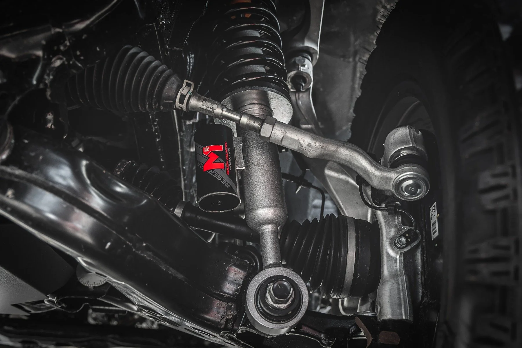 Rough Country M1R Reservoir Loaded Struts | Adjustable Height | Front | Leveling | for Toyota 4Runner (25-26) 684198 - Image 2