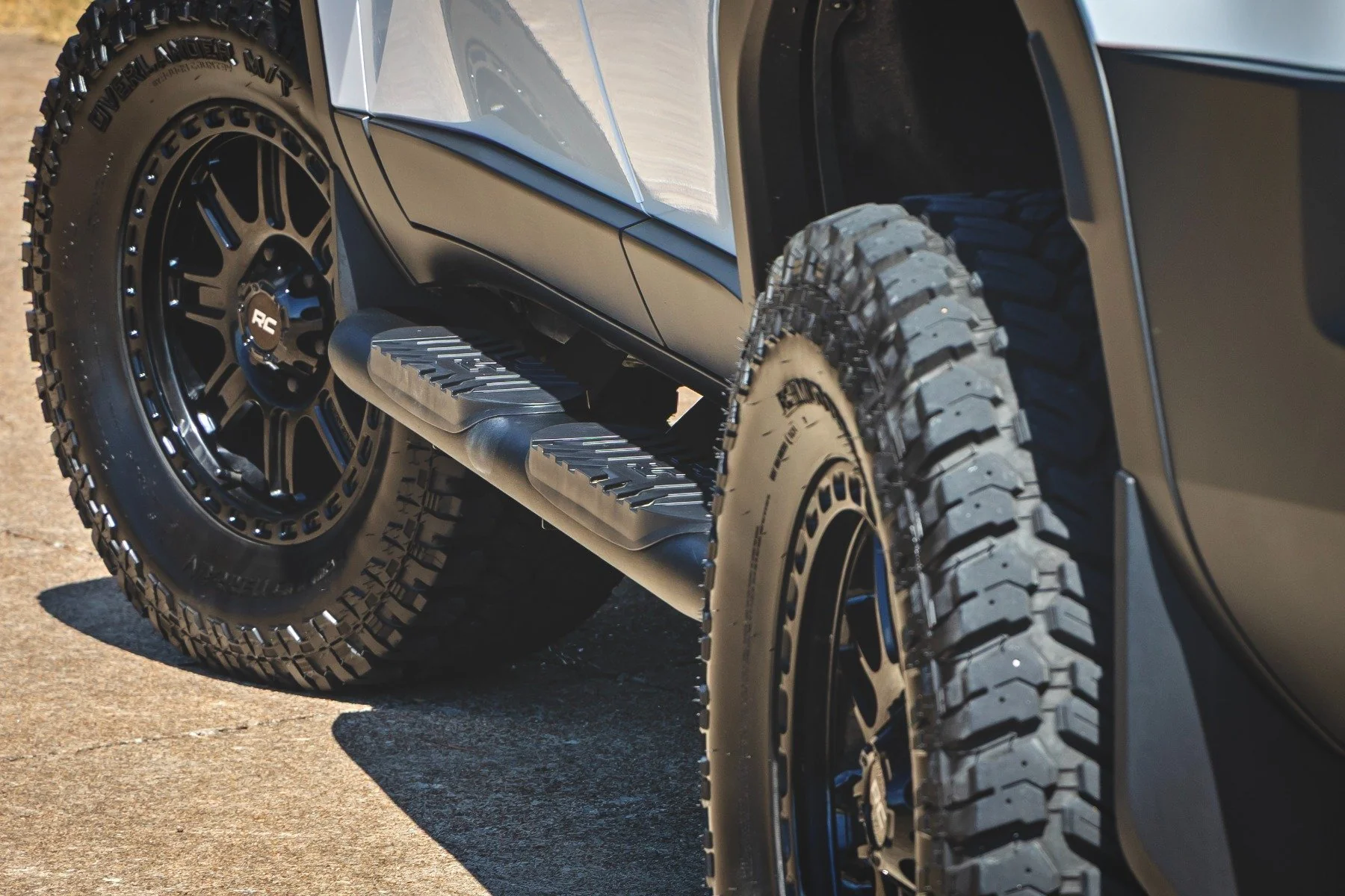 Rough Country Oval Nerf Steps | Black | for Toyota Land Cruiser 4WD (2024-2025) 21018 - Image 3