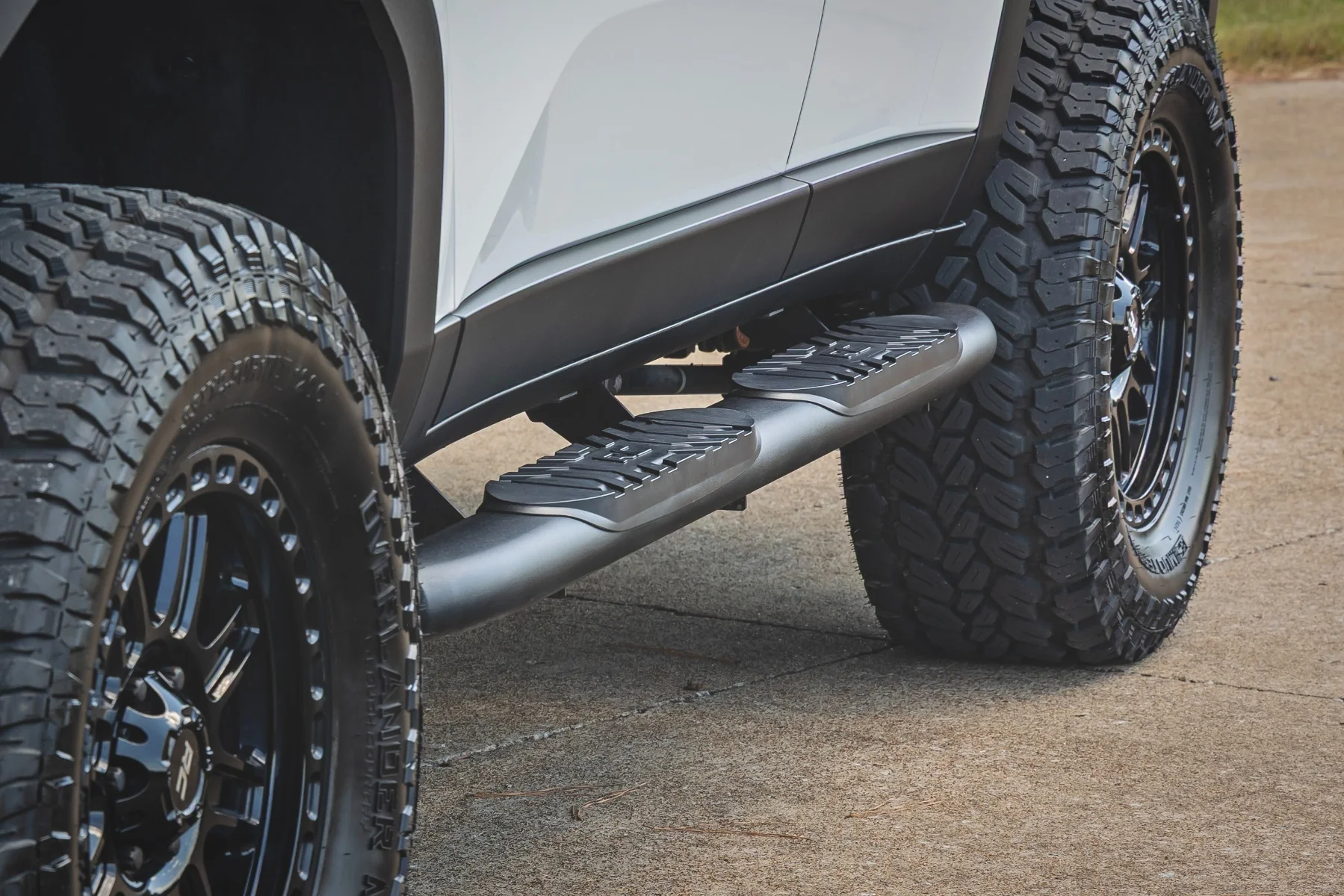 Rough Country Oval Nerf Steps | Black | for Toyota Land Cruiser 4WD (2024-2025) 21018 - Image 4