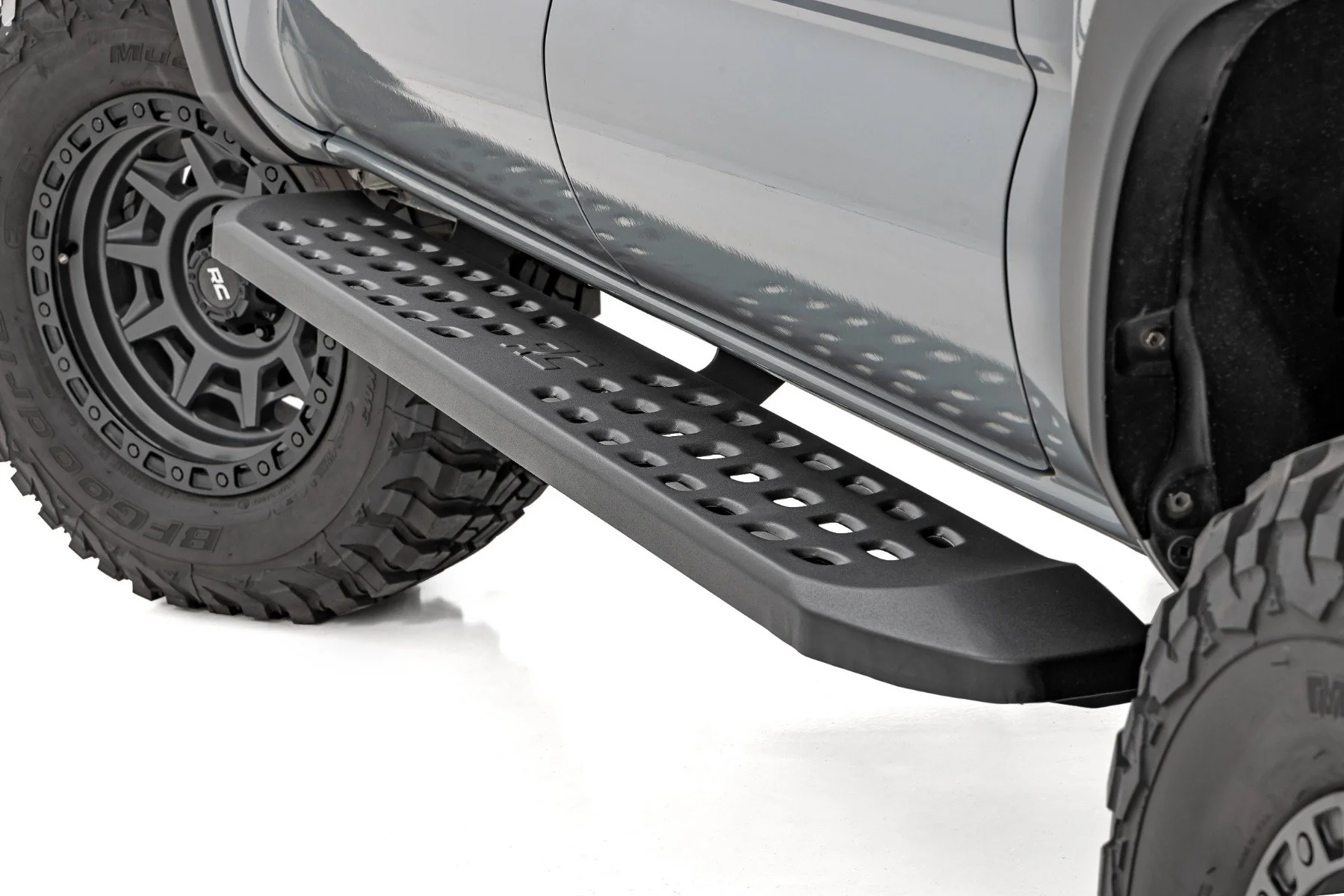 Rough Country RPT2 Running Board | Double Cab | Black | for Toyota Tacoma 2WD/4WD (2016-2023) 44012